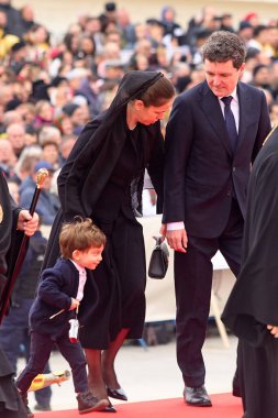 Bükreş, Romanya. 26 Ekim 2025: Romanya Cumhurbaşkanı Nicusor Dan, partneri Mirabela Gradinaru ve çocukları Aheea Dan ve Antim Dan, iç mozaiklerin kutsanmasına katılmak üzere Romanya Ulusal Katedrali 'ne geldiler.