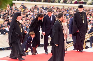 Bükreş, Romanya. 26 Ekim 2025: Romanya Cumhurbaşkanı Nicusor Dan, partneri Mirabela Gradinaru ve çocukları Aheea Dan ve Antim Dan, iç mozaiklerin kutsanmasına katılmak üzere Romanya Ulusal Katedrali 'ne geldiler.