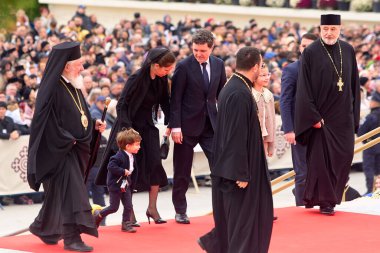 Bükreş, Romanya. 26 Ekim 2025: Romanya Cumhurbaşkanı Nicusor Dan, partneri Mirabela Gradinaru ve çocukları Aheea Dan ve Antim Dan, iç mozaiklerin kutsanmasına katılmak üzere Romanya Ulusal Katedrali 'ne geldiler.