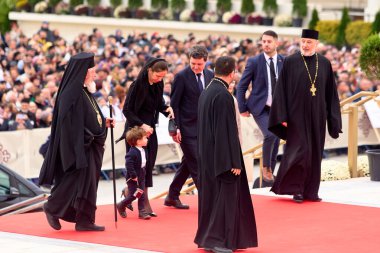 Bükreş, Romanya. 26 Ekim 2025: Romanya Cumhurbaşkanı Nicusor Dan, partneri Mirabela Gradinaru ve çocukları Aheea Dan ve Antim Dan, iç mozaiklerin kutsanmasına katılmak üzere Romanya Ulusal Katedrali 'ne geldiler.