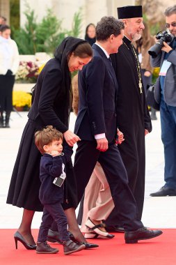 Bükreş, Romanya. 26 Ekim 2025: Romanya Cumhurbaşkanı Nicusor Dan, partneri Mirabela Gradinaru ve çocukları Aheea Dan ve Antim Dan, iç mozaiklerin kutsanmasına katılmak üzere Romanya Ulusal Katedrali 'ne geldiler.