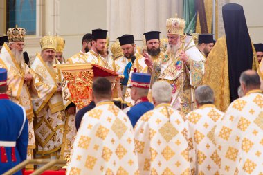 Bükreş, Romanya. 26 Ekim 2025: Rumen Patrik Daniel (C), Rumen Ortodoks Patrikliğinin yüzüncü ve 140 yıllık yıldönümü münasebetiyle Romanya Ulusal Katedrali 'nin içsel mozaik iklerinin kutlanmasına hizmet etti 