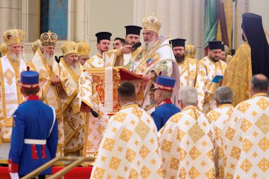 Bükreş, Romanya. 26 Ekim 2025: Rumen Patrik Daniel (C), Rumen Ortodoks Patrikliğinin yüzüncü ve 140 yıllık yıldönümü münasebetiyle Romanya Ulusal Katedrali 'nin içsel mozaik iklerinin kutlanmasına hizmet etti 