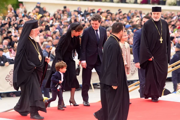 Bükreş, Romanya. 26 Ekim 2025: Romanya Cumhurbaşkanı Nicusor Dan, partneri Mirabela Gradinaru ve çocukları Aheea Dan ve Antim Dan, iç mozaiklerin kutsanmasına katılmak üzere Romanya Ulusal Katedrali 'ne geldiler.