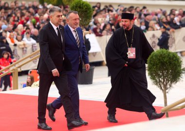 Bükreş, Romanya. 26 Ekim 2025: Romanya 'nın eski başbakanı Marcel Ciolacu (L) ve Sosyal Demokrat Parti (PSD) genel sekreteri Paul Stanescu, ülkelerarası kutlamalara katılmak üzere Romanya Ulusal Katedrali' ne geldiler.