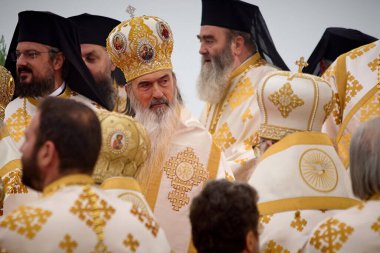 Bükreş, Romanya. 26 Ekim 2025: Tomis Başpiskoposu Teodosie (C), Romanya Ulusal Katedrali 'nin iç mozaik simgelerinin kutlanmasına katıldı, bu etkinlik Rumen Ortodoks Patrikliği' nin yüzüncü yılı ve 140 yıldır süren Oto Başpiskoposu