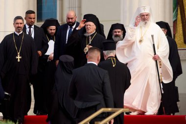 Bükreş, Romanya. 26 Ekim 2025: Konstantinopolis Patriği I. Bartholomew (L) ve Romen Patriği Daniel (R), Romanya Ulusal Katedrali 'nin iç mozaik iklerini takdis ettikten sonra ayrılıyorlar.