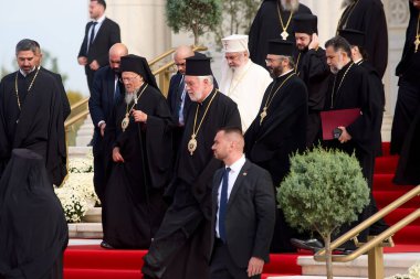 Bükreş, Romanya. 26 Ekim 2025: Konstantinopolis Patriği I. Bartholomew (L) ve Romen Patriği Daniel (R), Romanya Ulusal Katedrali 'nin iç mozaik iklerini takdis ettikten sonra ayrılıyorlar.