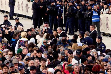Bükreş, Romanya. 26 Ekim 2025: Romanya Kraliyet Muhafızı Majesteleri Margareta ve Romen Prensi Radu, Romanya Ulusal Katedrali 'nin iç mozaik iklerinin kutsanması sonrasında katılımcılarla etkileşime girdiler.