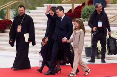 Bükreş, Romanya. 26 Ekim 2025: Romanya Cumhurbaşkanı Nicusor Dan, partneri Mirabela Gradinaru ve çocukları Aheea Dan ve Antim Dan, Romanya Ulusal Mozaik iklerinin kutsanmasına katıldıktan sonra ayrıldılar