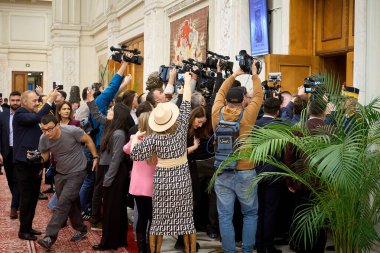Bükreş, Romanya. 2 Aralık 2025: Romanya Başbakanı Ilie Bolojan, Milletvekilleri Meclisi ve Romanya Ulusal Günü 'ne adanmış Parlamento Senatosu' nun resmi ortak toplantısına gelirken, yargıçlar onu sorgulamaya çalıştı. Bol