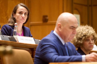 Bükreş, Romanya. 2 Aralık 2025: Romanya Dışişleri Bakanı Oana Toiu (L), Romanya Ulusal Günü münasebetiyle düzenlenen Milletvekilleri Meclisi ve Meclis Senatosu 'nun resmi ortak toplantısına katıldı..