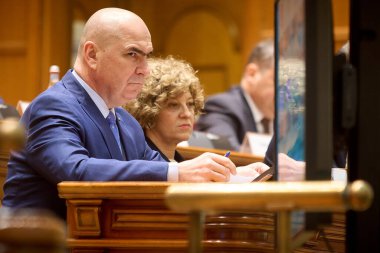 Bükreş, Romanya. 2 Aralık 2025: Romanya Başbakanı Ilie Bolojan (L), Romanya Ulusal Günü münasebetiyle Milletvekilleri Meclisi ve Parlamento Senatosu 'nun resmi ortak toplantısına katıldı..