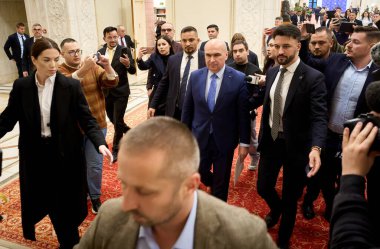 Bükreş, Romanya. 2 Aralık 2025: Yargıçların emeklilik reformunun sorumluluğunu üstlenmesi sonrasında parlamentonun ortak genel kurulundan ayrılırken, yargıçlar Romanya Başbakanı Ilie Bolojan 'ı (C) sorgulamaya kalkıştılar. Bolojan cevap vermeyi reddediyor.