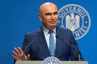 Bükreş, Romanya. 5 Aralık 2025: Romanya Başbakanı Ilie Bolojan, Romanya Hükümeti genel merkezi Victoria Sarayı 'nda basın toplantısı düzenledi.