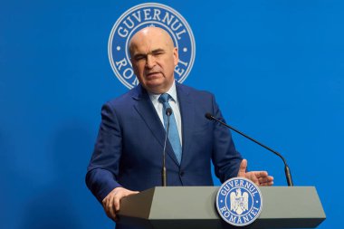 Bükreş, Romanya. 5 Aralık 2025: Romanya Başbakanı Ilie Bolojan, Romanya Hükümeti genel merkezi Victoria Sarayı 'nda basın toplantısı düzenledi.