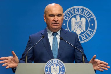 Bükreş, Romanya. 5 Aralık 2025: Romanya Başbakanı Ilie Bolojan, Romanya Hükümeti genel merkezi Victoria Sarayı 'nda basın toplantısı düzenledi.