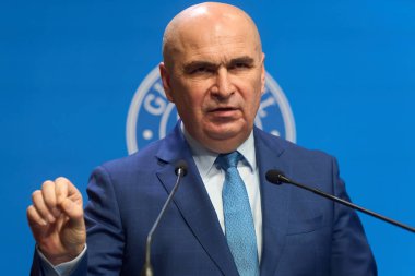 Bükreş, Romanya. 5 Aralık 2025: Romanya Başbakanı Ilie Bolojan, Romanya Hükümeti genel merkezi Victoria Sarayı 'nda basın toplantısı düzenledi.