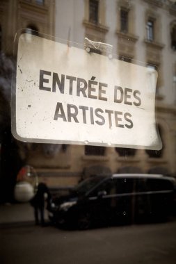 Bükreş, Romanya. 2 Aralık 2025: Bükreş şehir merkezindeki bir mağaza vitrinine 