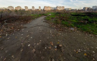 Bükreş, Romanya. 26 Kasım 2025: IOR Park 'ın 12 hektarlık bölümünün, kamu alanından görüldüğü üzere 2005 yılında Bükreş belediye yetkilileri tarafından özel mülkiyete iade edilmesi. Parkın sınırları içinde yer alan arazi,