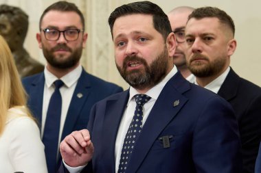 Bükreş, Romanya. 15 Aralık 2025: Genç Halk Partisi (POT) milletvekili Razvan Mirel Chirita, PACE - Romanya Birinci Grubu tarafından hazırlanan Bolojan gensoru önergesi öncesinde düzenlediği basın toplantısında konuştu.