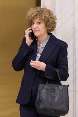 Bükreş, Romanya. 15 Aralık 2025: Romanya Başbakan Yardımcısı Oana Gheorghiu, PACE - Romanya Birinci Grubu ve Romanya Birliği İttifakı (AUR) tarafından hazırlanan Bolojan gensoru önergesinin oylanmasının ardından ayrılıyor