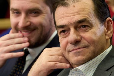 Bükreş, Romanya. 19 Aralık 2025: Belediye Başkan Yardımcısı Stelian Bujduveanu ve eski Ulusal Liberal Parti (PNL) genel başkanı Ludoviç Orban, yeni Bükreş Belediye Başkanı Cipr 'in yemin töreni sırasında kameraya bakarken gülümsediler