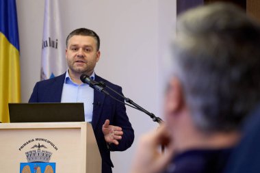 Bükreş, Romanya. 20 Aralık 2025: Bükreş 'in yeni Genel Başkanı Siprian Ciucu, Bükreş Belediyesi genel merkezinde basın toplantısı düzenledi..