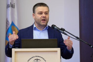 Bükreş, Romanya. 20 Aralık 2025: Bükreş 'in yeni Genel Başkanı Siprian Ciucu, Bükreş Belediyesi genel merkezinde basın toplantısı düzenledi..