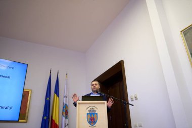 Bükreş, Romanya. 20 Aralık 2025: Bükreş 'in yeni Genel Başkanı Siprian Ciucu, Bükreş Belediyesi genel merkezinde basın toplantısı düzenledi..