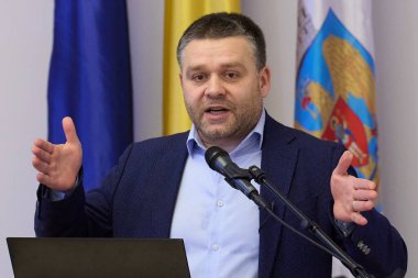 Bükreş, Romanya. 20 Aralık 2025: Bükreş 'in yeni Genel Başkanı Siprian Ciucu, Bükreş Belediyesi genel merkezinde basın toplantısı düzenledi..