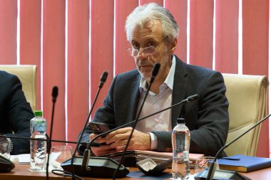 Bükreş, Romanya. 12 Ocak 2026: Transelectrica Müdürlüğü üyesi Florin Cristian Tataru, Enerji Sektörü Bakanlar Kurulu toplantısına katıldı.