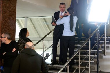 Bükreş, Romanya. 12 Ocak 2026: Romanya Enerji Bakanı Bogdan İvan (C), Enerji Sektörü Bakanlar Kurulu toplantısının ardından basın toplantısı düzenlemeye hazırlanıyor.