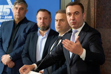 Bükreş, Romanya. 12 Ocak 2026: Romanya Enerji Bakanı Bogdan İvan, Enerji Sektörü Bakanlar Kurulu toplantısı sonrasında basın toplantısı düzenledi.