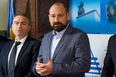 Bükreş, Romanya. 12 Ocak 2026: Adrian Tudora, ELCEN Genel Müdür Yardımcısı (Electrocentrale Bucuresti), Enerji Sektörü Bakanlar Kurulu toplantısının ardından düzenlediği basın toplantısında konuştu..