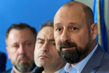 Bükreş, Romanya. 12 Ocak 2026: Adrian Tudora, ELCEN Genel Müdür Yardımcısı (Electrocentrale Bucuresti), Enerji Sektörü Bakanlar Kurulu toplantısının ardından düzenlediği basın toplantısında konuştu..