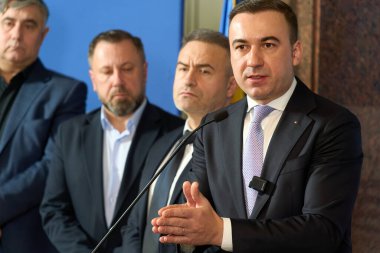 Bükreş, Romanya. 12 Ocak 2026: Romanya Enerji Bakanı Bogdan İvan, Enerji Sektörü Bakanlar Kurulu toplantısı sonrasında basın toplantısı düzenledi.