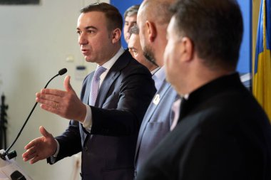 Bükreş, Romanya. 12 Ocak 2026: Romanya Enerji Bakanı Bogdan İvan, Enerji Sektörü Bakanlar Kurulu toplantısı sonrasında basın toplantısı düzenledi.