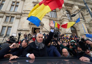 Bükreş, Romanya. 21 Ocak 2026: Aşırı sağ aşırı milliyetçi Calin Georgescu Bükreş Temyiz Mahkemesi 'nden çıkarken destekçilerini karşıladı. Georgescu, Horatiu Potra ve onun collabo 'suyla birlikte yargılandığı ön odada duyuldu.