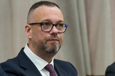 Bükreş, Romanya. 21 Ocak 2026: Romanya Kalıcı Seçim Dairesi (AEP) başkan yardımcısı Cosmin Gabriel Popp, yetkili genel merkezinde düzenlenen basın toplantısına katıldı.