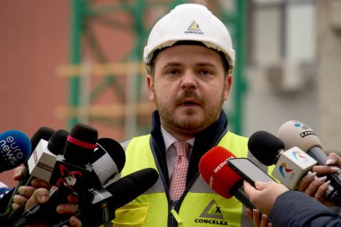 Bükreş, Romanya. 30 Ocak 2026: Romanya Sağlık Bakanı Alexandru Rogobete, aynı zamanda Şiddetli Yanıklar Merkezi 'ni de barındıracak olan yeni büyük sağlık binasının inşaat sahasına yaptığı çalışma ziyareti sırasında basın toplantısı düzenledi.