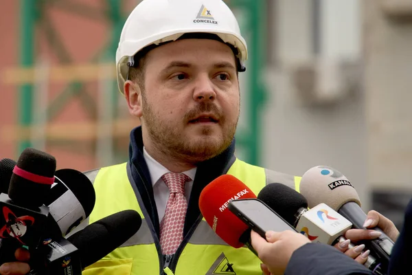 Bükreş, Romanya. 30 Ocak 2026: Romanya Sağlık Bakanı Alexandru Rogobete, aynı zamanda Şiddetli Yanıklar Merkezi 'ni de barındıracak olan yeni büyük sağlık binasının inşaat sahasına yaptığı çalışma ziyareti sırasında basın toplantısı düzenledi.