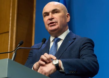 Bükreş, Romanya. 4 Şubat 2026: Romanya Başbakanı Ilie Bolojan, Romanya Hükümeti 'nin Victoria Sarayı' nda düzenlediği kısa vadeli hükümet öncelikleri konulu basın toplantısında saati hakkındaki sahte haberlere yanıt verdi