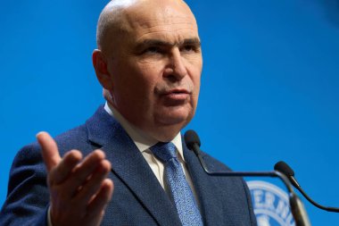 Bükreş, Romanya. 4 Şubat 2026: Romanya Başbakanı Ilie Bolojan, Romanya Hükümeti genel merkezi Victoria Sarayı 'nda kısa vadeli hükümet öncelikleri konulu bir basın toplantısı düzenledi.