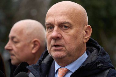 Bükreş, Romanya. 6 Şubat 2026: Ulusal Ticaret Birliği (BNS) başkanı Dumitru Costin, Romanya Hükümeti 'nin Victoria Sarayı' ndaki Sosyal Diyalog Ulusal Konseyi toplantısında basın açıklaması yaptı..