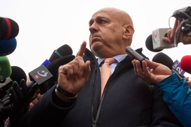 Bükreş, Romanya. 6 Şubat 2026: Ulusal Ticaret Birliği (BNS) başkanı Dumitru Costin, Romanya Hükümeti 'nin Victoria Sarayı' ndaki Sosyal Diyalog Ulusal Konseyi toplantısında basın açıklaması yaptı..