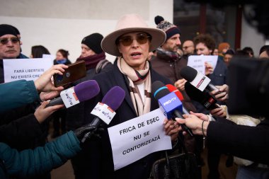 Bükreş, Romanya. 10 Şubat 2026: Aktris Monica Davidescu, Romanya Kültür Bakanlığı 'nın sanatçıların çalışma saatlerini standartlaştırma girişimine karşı Bükreş Ulusal Tiyatrosu sanatçı ve personelinin protestosu sırasında basına konuştu
