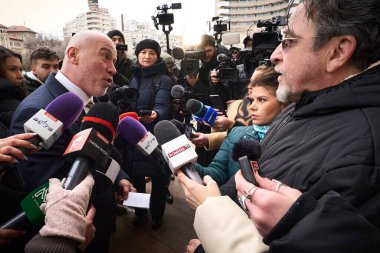 Bükreş, Romanya. 10 Şubat 2026: Romanya Kültür Bakanı Andras Demeter (L), Romanya Kültür Bakanlığı 'nın Romanya Kültür Bakanlığı' na yönelik girişimine karşı Bükreş Ulusal Tiyatrosu sanatçı ve personelinin protestosu sırasında aktör Armand Calota (R) ile tartıştı.