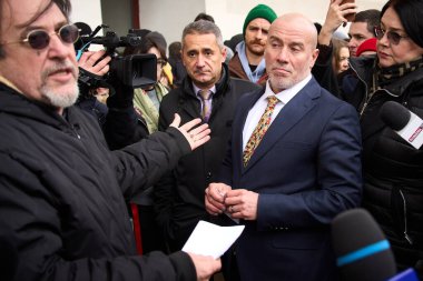 Bükreş, Romanya. 10 Şubat 2026: Romanya Kültür Bakanı Andras Demeter (C-R) ile, Bükreş Ulusal Tiyatrosu sanatçı ve personelinin Romanya Kültür Bakanlığı 'nın girişimi aleyhinde düzenlediği protesto sırasında, aktör Armand Calota (L) tartıştı