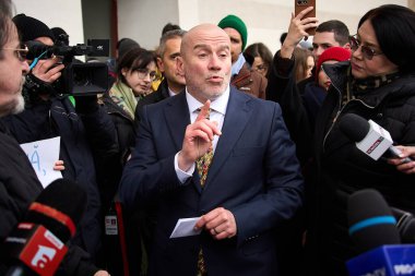 Bükreş, Romanya. 10 Şubat 2026: Romanya Kültür Bakanı Andras Demeter (C), Romanya Kültür Bakanlığı 'nın çalışmalarını standartlaştırma girişimine karşı Bükreş Ulusal Tiyatrosu sanatçı ve personelinin protestosu sırasında basına konuştu.